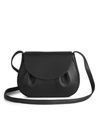 Svart läder crossbody-väska med rundad form, med ett klaffstängning och mjuka, rynkiga detaljer. Justerbar rem för bekvämlighet.