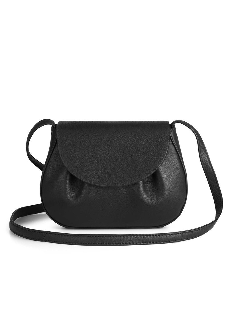 Svart läder crossbody-väska med rundad form, med ett klaffstängning och mjuka, rynkiga detaljer. Justerbar rem för bekvämlighet.