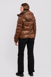 Doudoune marron avec capuche, présentant un design matelassé et une texture brillante et lisse. Accompagnée de pantalons noirs et de bottes noires robustes.