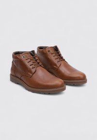 Braune Lederstiefel bis zum Knöchel mit glatter Textur, runder Spitze, Schnürdesign, kontrastierenden Nähten und Metallösen.