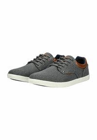 Sneaker in tessuto grigio con dettagli in pelle marrone, suole in gomma bianca, punta rotonda e design con lacci, caratterizzati da materiale testurizzato e dettagli cuciti.