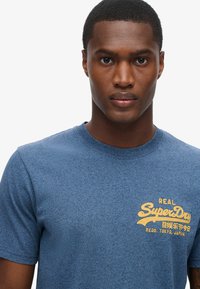 Superdry & Co CLASSIC VINTAGE LOGO GRAPHIC - Camiseta estampada - airborne navy jaspe marl