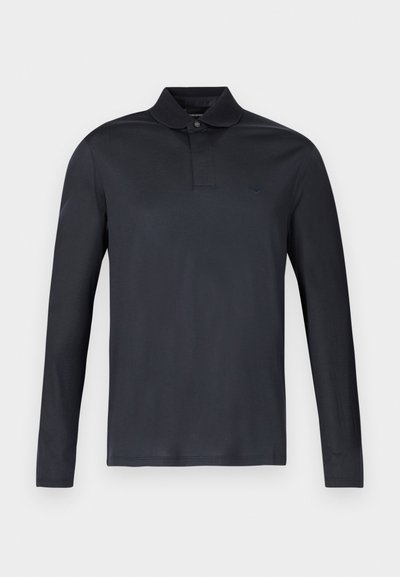 Sötét tengerészkék hosszú ujjú póló klasszikus gallérral, háromgombos előrésszel és finom logóval a mellrészen. Sima anyag textúra.