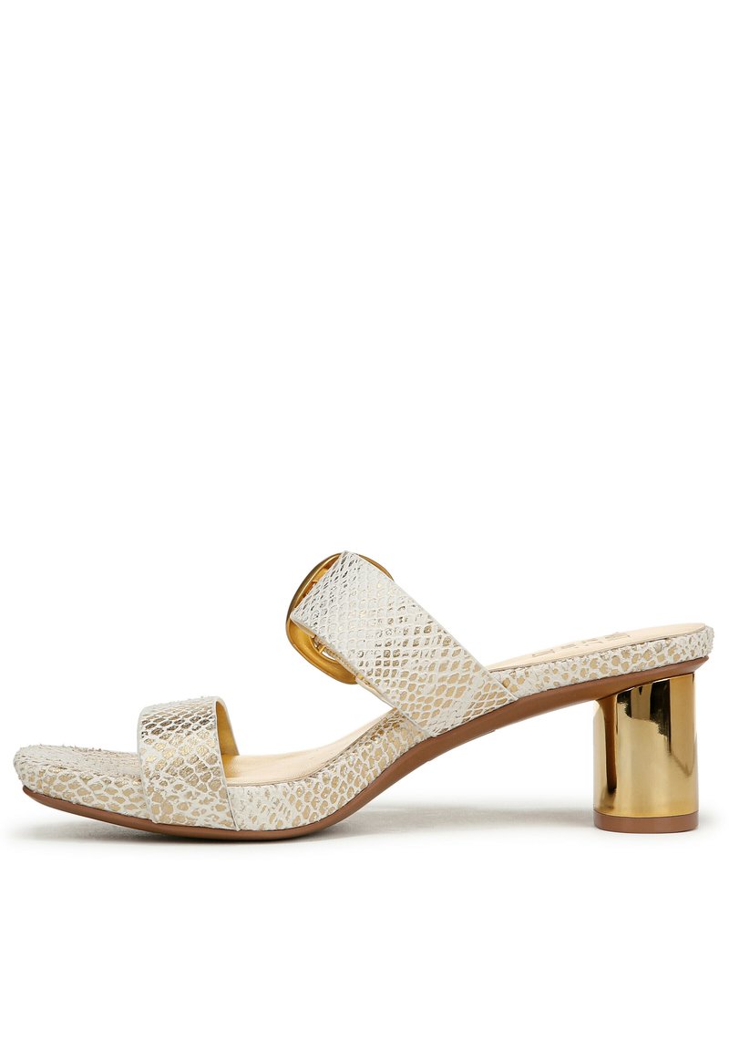 Witte hakken sandaal met een gestructureerde reptielenpatroon bovenkant en een gouden blokhak. Heeft twee brede banden over de voet.