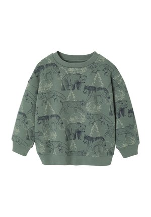 Grüner Kinderpullover mit Mustern von Bären, Wölfen, Füchsen und Luchsen, umrandet von Dunkelgrau, mit hellen Baumkonturen im Hintergrund.