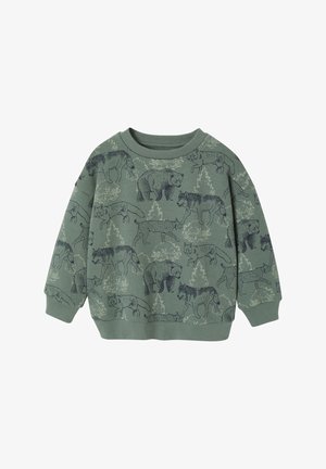 Grüner Kinderpullover mit Mustern von Bären, Wölfen, Füchsen und Luchsen, umrandet von Dunkelgrau, mit hellen Baumkonturen im Hintergrund.