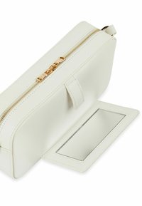 Borsa cosmetica in pelle bianca con zip dorata e un piccolo specchio all'interno. Presenta una superficie liscia e un design rettangolare elegante.