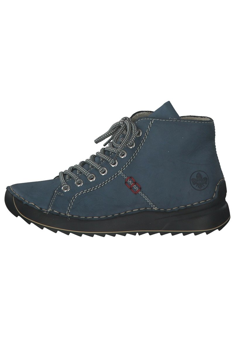 Zapatillas altas de cuero azul oscuro con costuras grises, cordones en la parte delantera, suela de goma y acentos rojos en el lateral. Detalle de superficie texturizada.