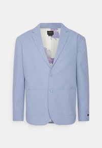 Blazer azul claro con tela texturizada, dos bolsillos frontales y dos botones. El interior presenta un forro con un patrón de contraste.
