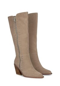 Stivali alti fino al ginocchio in suede beige con dettagli in metallo argentato e zip laterale. Punta affusolata e design con tacco in legno impilato.