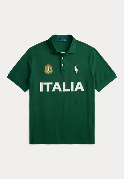 Πράσινο πόλο με το κείμενο "ITALIA", το φυλάκιο της Ιταλίας στο αριστερό στήθος και λογότυπο Polo Ralph Lauren σε λευκό στο δεξί στήθος.