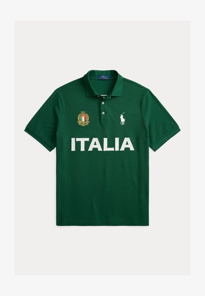 Πράσινο πόλο με το κείμενο "ITALIA", το φυλάκιο της Ιταλίας στο αριστερό στήθος και λογότυπο Polo Ralph Lauren σε λευκό στο δεξί στήθος.
