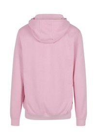 Sudadera con capucha rosa de corte relajado, textura suave, puños y dobladillo acanalados, y un bolsillo tipo canguro detallado a los lados.