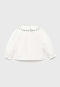 Vit långärmad skjorta med vågig krage, knapplåsning och rynkade manschetter. Slät textur och enkel design.