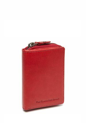 Rote Lederbörse mit einem Reißverschluss, glatter Oberfläche, rechteckiger Form und eingeprägtem Branding auf der Vorderseite. Kompaktes und funktionales Design.