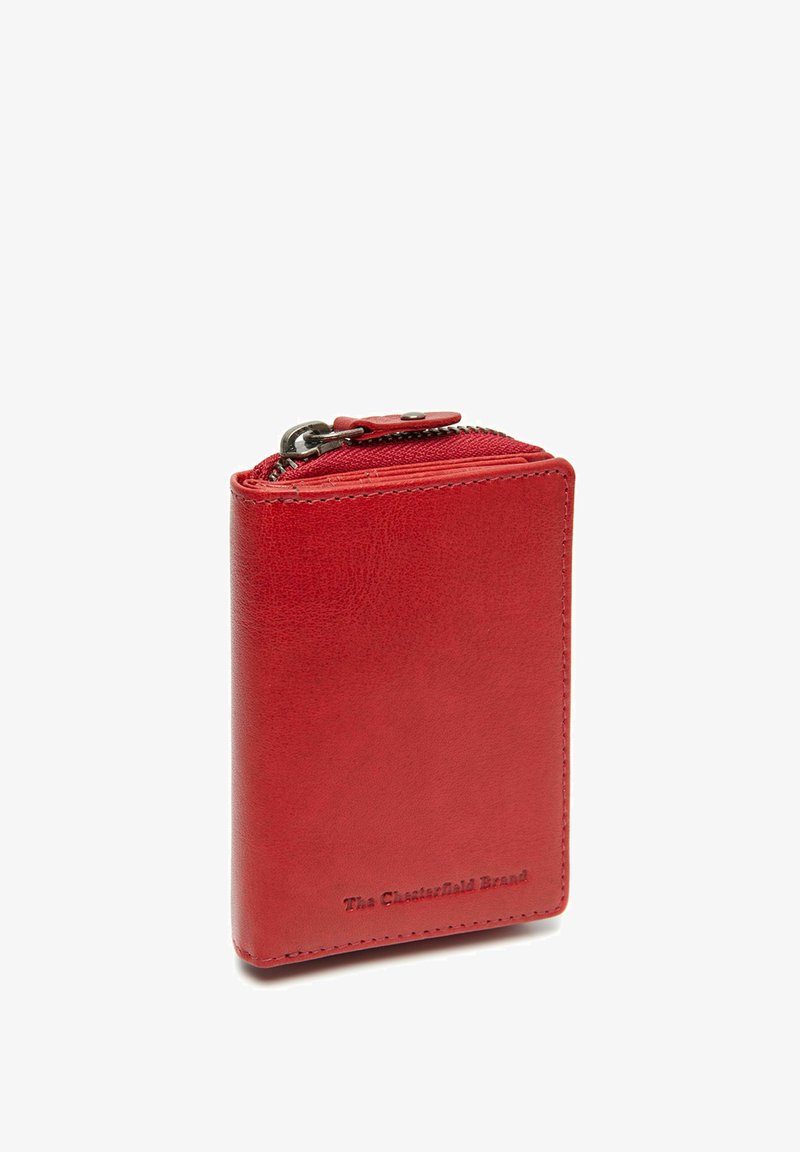 Portafoglio in pelle rossa con chiusura a zip, texture liscia, forma rettangolare e marchio in rilievo sul davanti. Design compatto e funzionale.