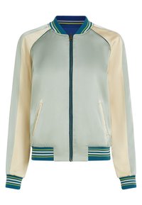 Giacca bomber in raso verde chiaro con maniche crema, colletto e polsini a costine blu a contrasto, e tasche laterali. Chiusura frontale con cerniera.