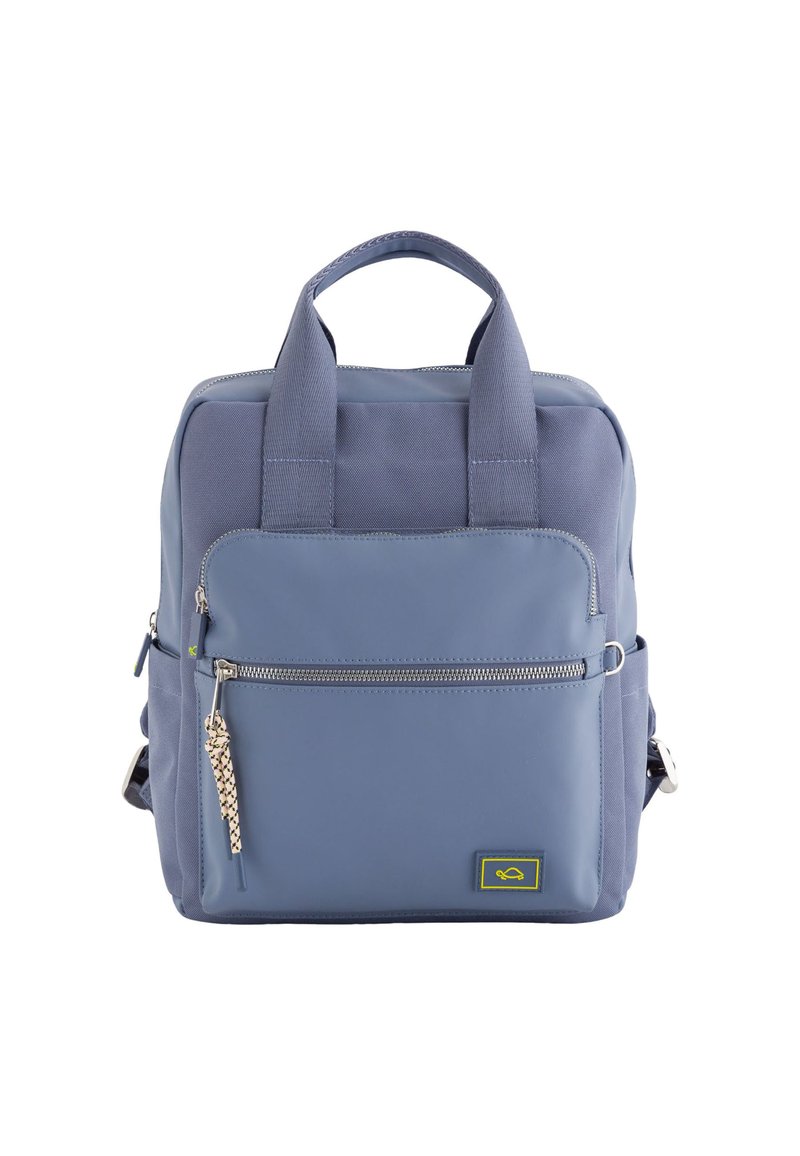 Mochila de tela azul con dobles asas superiores, bolsillo frontal con cremallera y un pequeño llavero decorativo. Presenta una forma rectangular y correas acolchadas.