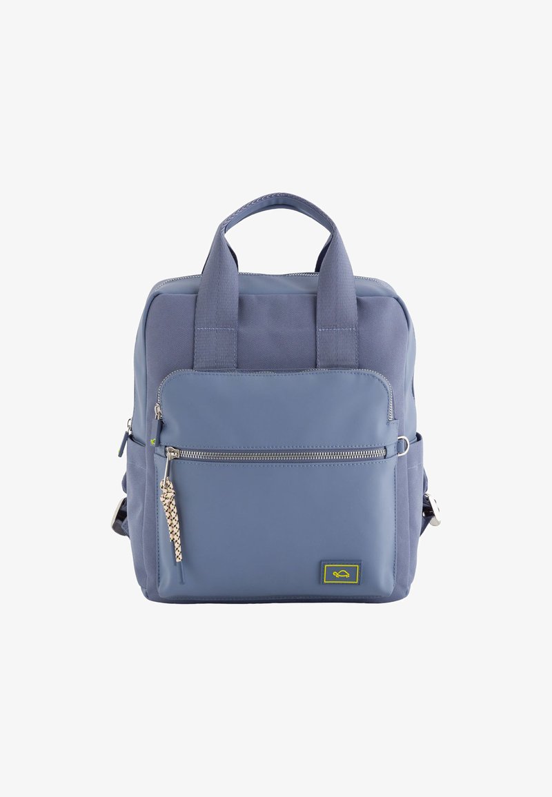 Sininen kankainen reppu, jossa on kaksoiskahvat, etutasku vetoketjulla ja pieni koristeellinen avaimenperä. Mukana suorakulmainen muoto ja pehmustetut hihnat.