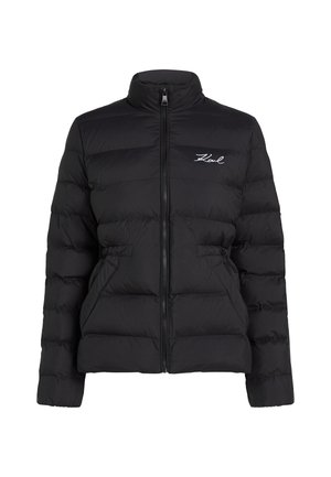Svart puffjacka med hög krage, dragkedjestängning och horisontellt quiltade sektioner. Har en liten vit logotyp på vänster bröstområde.