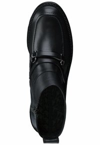 Černá kožená kotníková bota s lesklým povrchem, vybavená bočním zipem, dekorativními popruhy a texturovanou podšívkou.