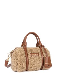 Bruine leren en fluffy beige getextureerde handtas met dubbele bovenhandvaten, goudkleurige accenten en een merklabel. Ritsluiting aan de bovenkant.