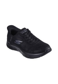 Botté de sport noir avec un dessus lisse et texturé, un design à lacets et une semelle rembourrée. Présente un logo sur le côté et une silhouette élégante.