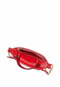 Sac à main en cuir rouge avec une texture lisse, fermeture à glissière, accents en chaîne et en bandoulière, forme ovale et quincaillerie dorée.