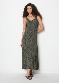 Maxikleid aus dunkelgrünem Stoff mit einem subtilen abstrakten Muster. Hat einen Rundhalsausschnitt und ein eng anliegendes Oberteil, das am Saum ausgestellt ist.