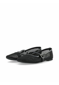 Bailarinas de red negra con punta afilada, detalle de tiras cruzadas brillantes y acento de hebilla circular. Diseño ligero con suela plana.