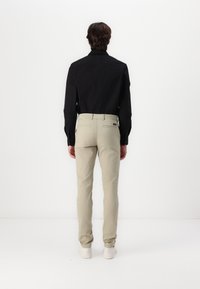 Calvin Klein MODERN SLIM - Chinos - london fog