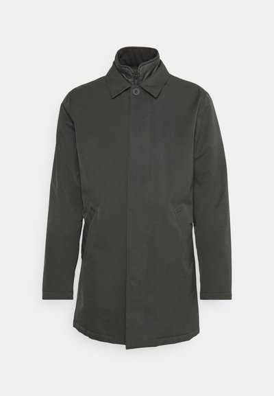 Abrigo verde oscuro con un cuello abotonado, mangas largas y bolsillos laterales. Tejido suave con un corte recto, diseño minimalista.