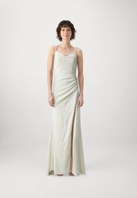Robe de soirée en satin vert clair avec des fines bretelles, une silhouette ajustée, des détails froncés et une fente sur le côté jusqu'à la cuisse.
