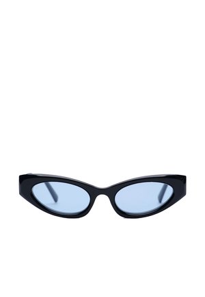 Occhiali da sole neri a forma di occhio di gatto con lenti strette e curve con tonalità blu e montature lucide.