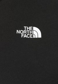 Černé bavlněné tričko s bílým vyšívaným logem "THE NORTH FACE" a půlkruhovým horským motivem.