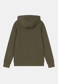 Olivgrön hoodie med en framtill placerad känguruficka, ribbade muddarna och nederkanten. Har en stor, rund huva och en jämn tygtextur.