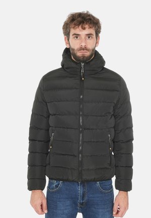 Giacca nera imbottita con sezioni trapuntate orizzontali, chiusura con zip e cappuccio. Ha due tasche laterali con zip.