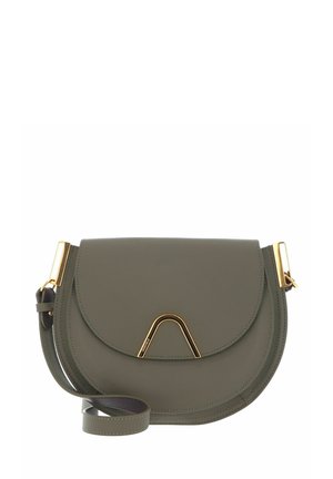 Petit sac bandoulière en cuir vert olive avec rabat arrondi, boucle métallique dorée et attaches de sangle dorées assorties.