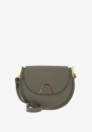 Petit sac bandoulière en cuir vert olive avec rabat arrondi, boucle métallique dorée et attaches de sangle dorées assorties.