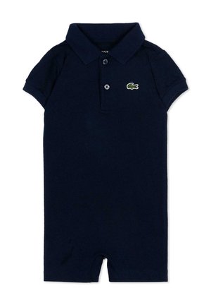 Granatowy niemowlęcy kombinezon z krótkim rękawem, kołnierzykiem, dwoma przednimi guzikami i małym zielonym logo krokodyla na piersi.