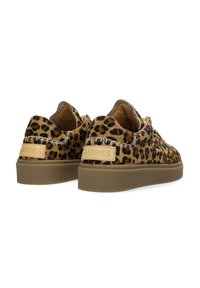 Un paio di sneakers basse con stampa leopardata, suole in gomma color beige e etichetta "SHABBIES" sul tallone, viste dal retro e in prospettiva laterale.