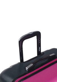 Maleta rígida negra y rosa con una superficie texturizada, mango retráctil y dos ruedas. Presenta acentos plateados en el mango.