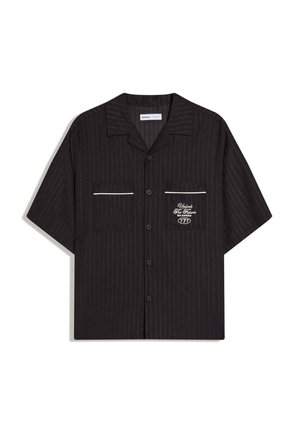 Schwarzes Kurzarm-Hemden mit dezenten Nadelstreifen, zwei vorderen Taschen mit weißem Rand und weißem Text auf der rechten Tasche.