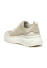 Scarpa sportiva in rete beige con tomaia in maglia texturizzata, dettagli in suede liscio e una suola bianca spessa. Presenta una linguetta sul tallone per facilitare l'indossamento.