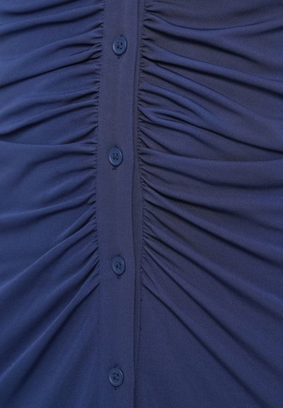 Granatowy, marszczony materiał z rzędem pięciu dopasowanych guzików po środku, o gładkiej, teksturowanej powierzchni.