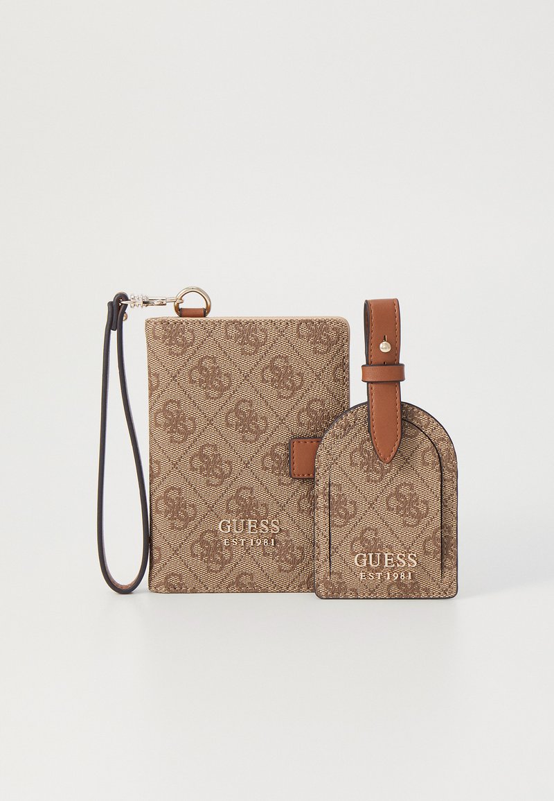 Porte-passeport et étiquette de bagages à motif marron avec des accents en cuir, comportant un texte de logo. Forme rectangulaire, matériau texturé, comprend une sangle pour le poignet.