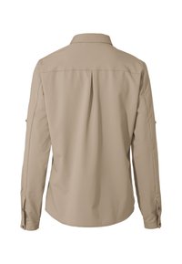 Camicia a maniche lunghe in tessuto beige, con colletto classico, polsini con bottone, una piega centrale sulla schiena e texture liscia.