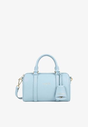 Sac à main rectangulaire en cuir bleu clair avec double anses, bandoulière amovible et petite étiquette en cuir avec accessoires en métal doré.
