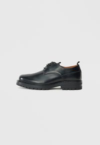 Schwarze Leder Derby-Schuhe mit glatter Textur, runder Zehenform, Schnürdesign und einer dicken, robusten Gummisohle.