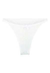 String en dentelle blanche avec des motifs floraux, des bords festonnés et un détail de nœud central. Léger, avec des bretelles latérales fines et un design sans coutures.